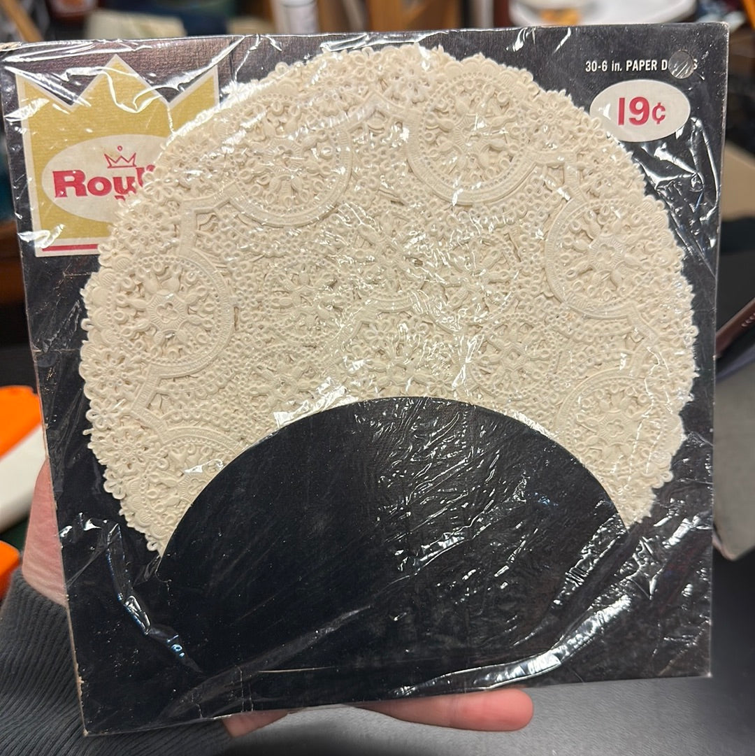 Vintage Roylies 30 count 6 Inch White Paper Doilies in Dispenser Pack