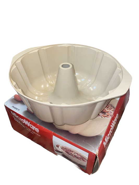 Vintage Anchor Ovenware 3 1/2 Qt MicroWare Fluted Cake Pan